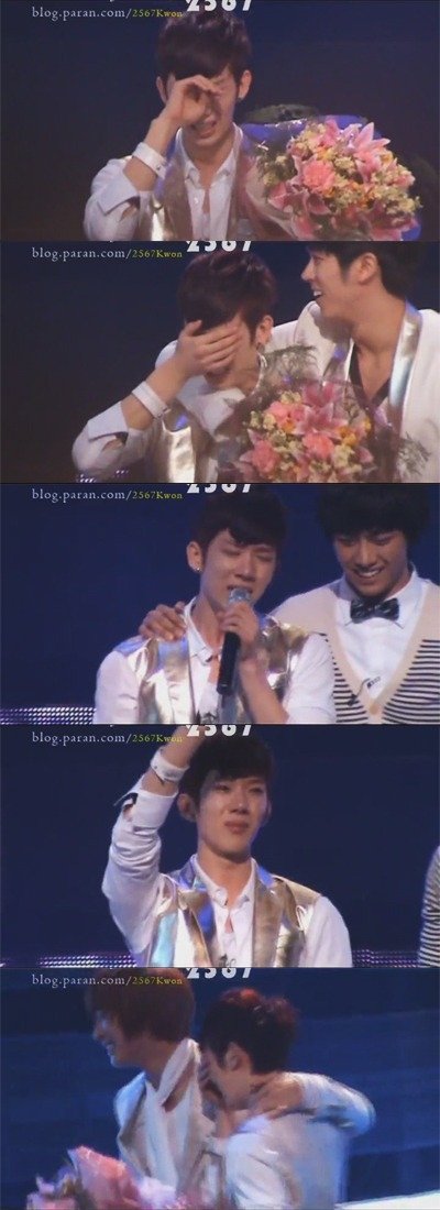 지난달 7일 '인기가요' 1위를 차지하고 울먹이던 2AM 조권의 모습 <사진제공=빅히트 엔터테인먼트?