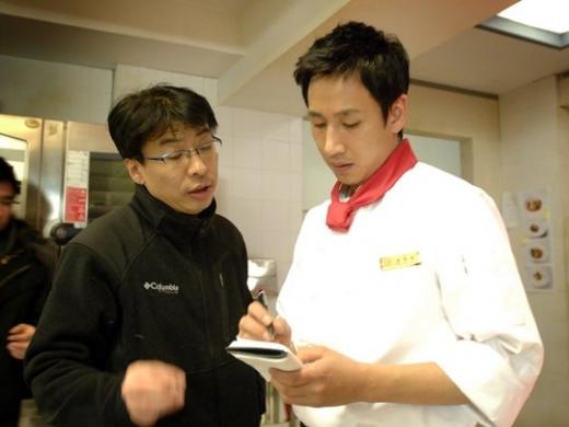 '파스타' 권석장 PD(왼쪽)와 이선균 <사진제공=MBC>