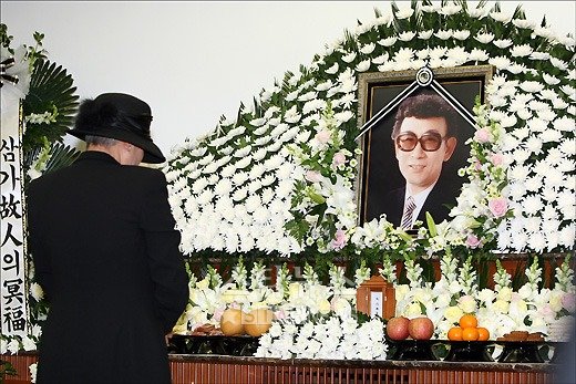고(故) 박춘석씨의 빈소를 조문 중인 패티김 ⓒ임성균 기자 tjdrbs23@