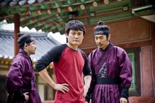KBS 2TV 수목 사극 '추노'의 홍상석 무술감독(가운데)