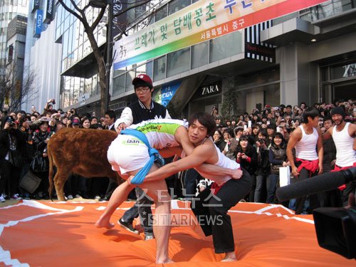 '끙~.' 가수 비가 28일 오후 서울 명동에서 씨름대결을 하고 있다 ⓒ머니투데이 스타뉴스