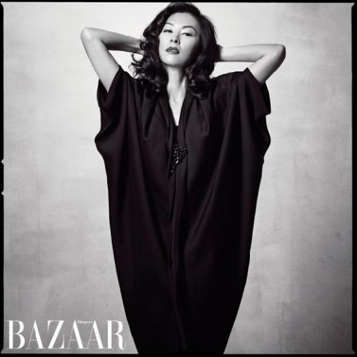 검은색 원석 브로치가 장식된 윙 슬리브 블랙 드레스에 돋보이는 포즈로 노련함을 <br /><br />
과시하고 있는 이미숙