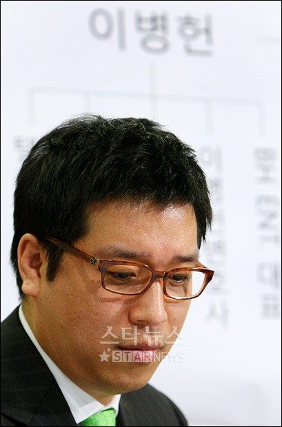 ⓒ방송인 강병규가 24일 오후 서울 반포동 서초아트홀에서 고소관련 기자회견을 갖던 중 사색에 잠겨있다. 이명근 기자