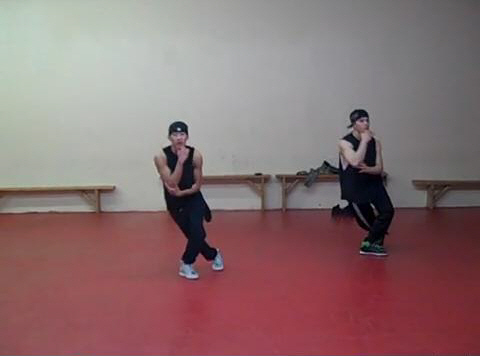 동료 비보이와 함께 춤을 추고 있는 재범(왼쪽) <화면캡처=재범 유튜브>