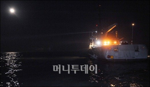 백령도 인근에서 104명이 탑승한 해군 초계함 '천안함'이 침몰한지 나흘째인 28일 오후 인천광역시 옹진군 백령도 인근 함미 발견지역에서 야간 수색작업이 펼쳐지고 있다. ⓒ이동훈 기자 photoguy@<br /><br />
