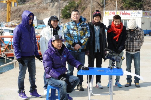 지난 2월 경남 통영에서 열린 은지원의 결혼 기자회견 중 '1박2일' 멤버들이 이를 지켜보고 있다 <사진=KBS>