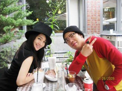 MC몽과 주아민이 열애 1주년을 기념하며 미니홈피에 올렸던 커플사진