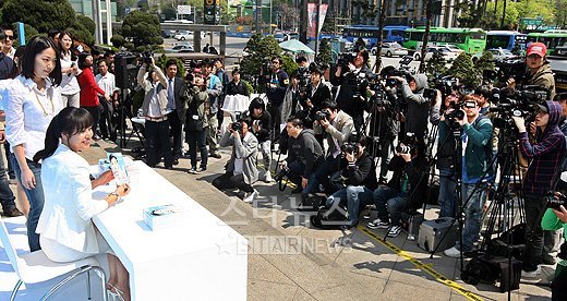 김윤진 행사장에 모인 취재진ⓒ홍봉진