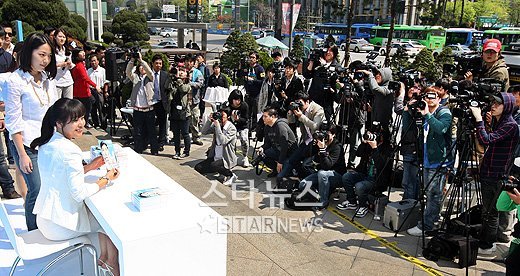 김윤진을 기다리는 취재진ⓒ홍봉진기자