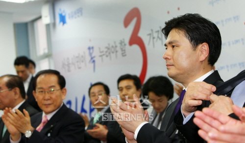 지상욱 자유선진당 대변인이 26일 오후 서울시장선거 출마선언 및 선거사무소 개소식에 참석해서 박수를 보내고 있다 ⓒ사진=이명근 기자