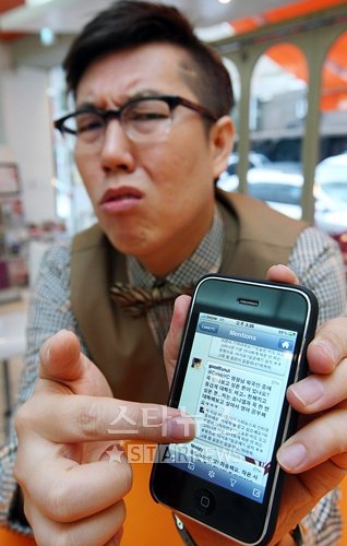 트위터 인터뷰에 참여하는 김영철ⓒ유동일기자