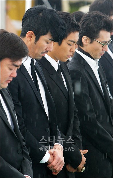 서울광장에서 천안함 희생자를 추모 중인 정태원 대표, 차승원, 탑, 이재한 감독 ⓒ 이명근 기자