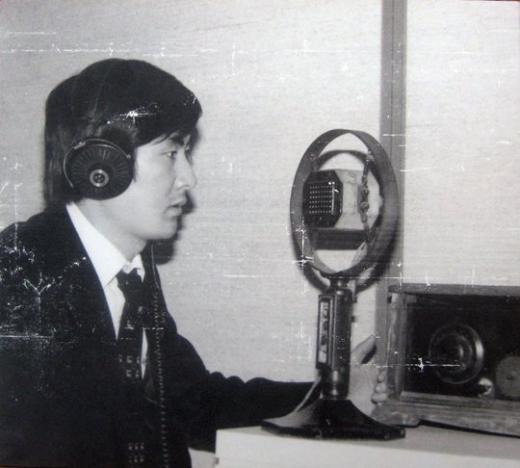 라디오를 진행중인 20대의 김기덕 