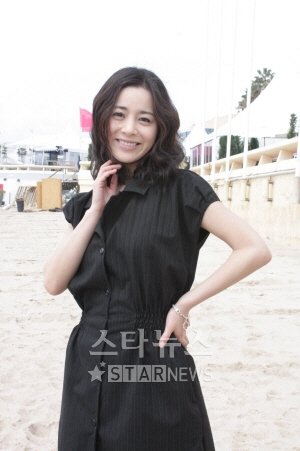 ⓒ12일(현지시간) 서영희가 칸 해변에서 환하게 웃고 있다. 서영희는 제63회 칸국제영화제에 '김복남 살인사건'이 비평가주간에 초청돼 칸을 찾았다.