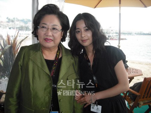 ⓒ12일 제63회 칸국제영화제가 열리는 칸의 영진위 파빌리온에서 '마파도'에서 모녀로 출연한 김을동 의원과 서영희가 만나 재회를 기뻐하고 있다.