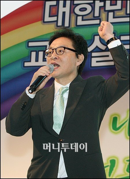  ↑'노래하는 국회의원' 정두언 한나라당 의원이 13일 '조전혁 대책위원회' 주최로 열린 ‘희망나눔콘서트’ 출연해 노래를 불렀다.