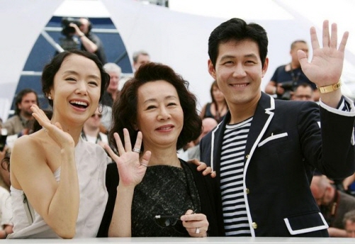 ⓒ제63회 칸국제영화제 경쟁부문에 초청된 '하녀'의 전도연 윤여정 이정재가 취재진을 향해 손을 흔들고 있다.