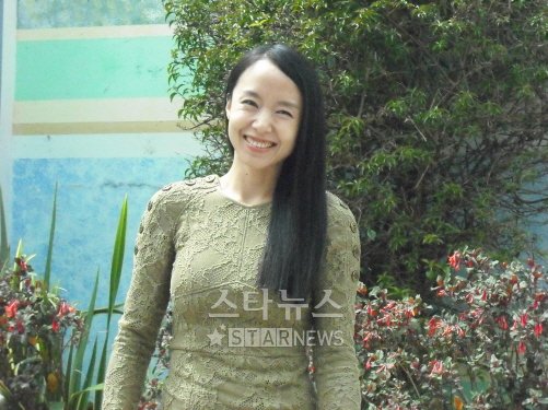 ⓒ배우 전도연이 15일(현지시간) 칸의 한 호텔에서 국내 취재진과 인터뷰에서 활짝 웃고 있다.