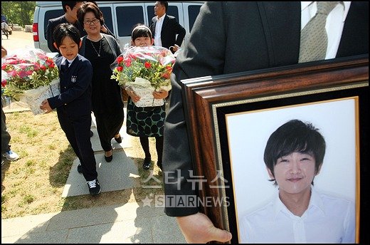 고 최진영의 조카 환희(왼쪽)과 준희가 장미꽃바구니를 들고 묘역에 들어서고 있다 ⓒ양평(경기)=유동일 기자