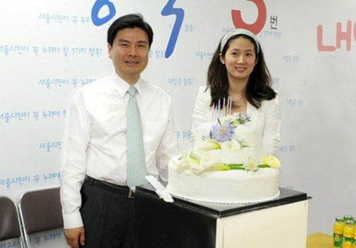 ↑배우 심은하(38)가 남편 자유선진당 지상욱(45) 서울시장 후보의 생일을 축하하기 위해 16일 지 후보의 서울시 종로구 선거 사무실에 모습을 드러냈다.ⓒ지상욱 후보 블로그