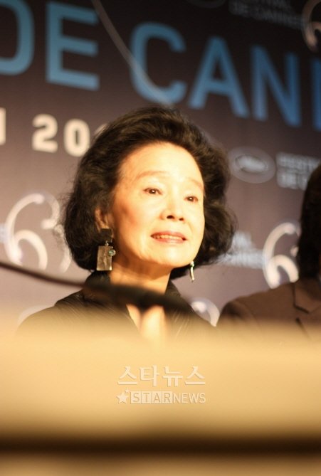 ⓒ배우 윤정희가 제63회 칸국제영화제에 참석, 기자회견에 답하고 있다.