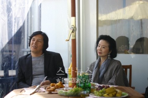 ⓒ20일(현지시간) 프랑스 칸의 해변에 위치한 영진위 부스에서 '시'의 이창동 감독과 윤정희가 국내 취재진과 인터뷰를 하고 있다.