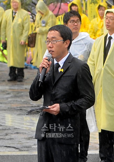 김제동이 23일 경남 김해 봉하마을에서 열린 노무현 전 대통령 1주기 추모식 사회를 보고 있다. ⓒ김해(경남)=홍봉진 기자