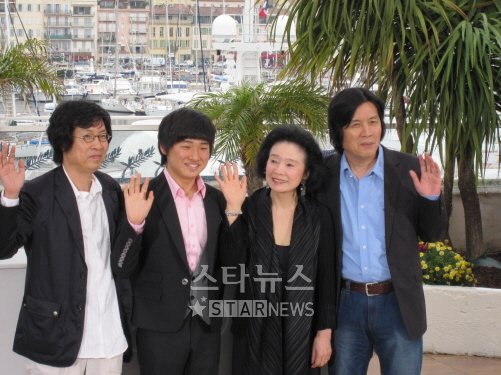 ⓒ63회 칸국제영화제 경쟁부문에 초청된 '시'의 이창동 감독과 윤정희,이다윗,이준동 나우필름 대표가 취재진을 향해 손을 흔들고 있다.
