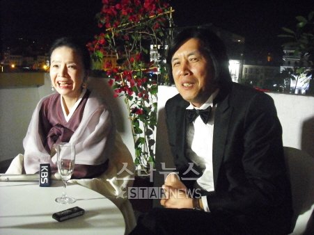 ⓒ23일(현지시간) 이창동 감독과 윤정희가 '시'로 제63회 칸국제영화제에서 각본상을 받은 뒤 국내 취재진과 인터뷰를 하고 있다. 