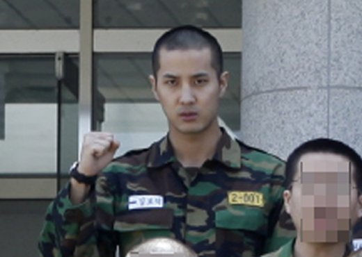 ↑탤런트 김지석의 논산 훈련소 단체 사진ⓒ육군 훈련소