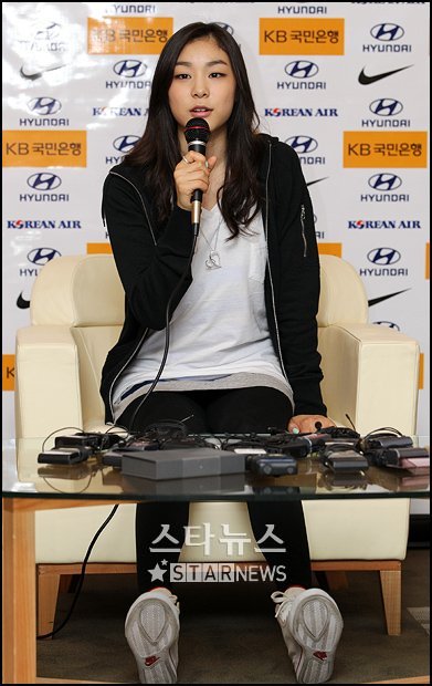 ↑피겨퀸 김연아가 캐나다 토론토 출국에 앞서 31일 오후 인천국제공항 비즈니스 센터에서 출국 기자회견을 갖고 있다. ⓒ이명근 기자 qwe123@