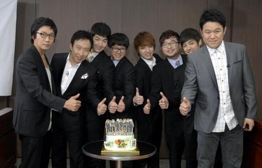 사진 왼쪽부터 '일밤' '뜨거운 형제들'의 탁재훈, 박명수, 한상진, 노유민, 싸이먼디, 박휘순, 이기광, 김구라 