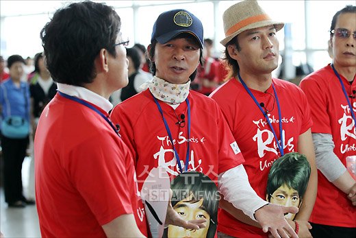 김국진(가운데)이 10일 오후 인천국제공항에서 먼저 남아공으로 떠나는 이경규에게 인사를 전하고 있다 ⓒ인천국제공항=임성균 기자
