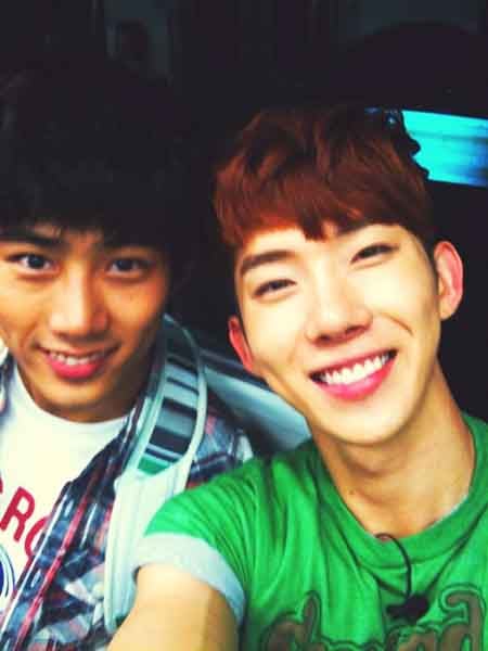 ↑가수 조권(우)이 옥택연(좌)과 찍은 사진을 14일 오후 1시께 자신의 트위터에 게재했다.ⓒ조권 트위터