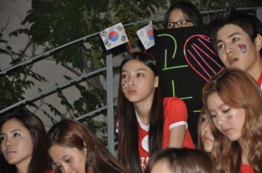 머리에 태극기 2개를 꽂은 진혜원 <사진제공=코어콘텐츠미디어>
