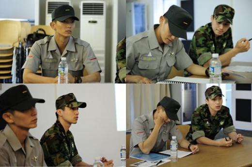 ↑도슨트(전시해설가) 교육을 받고 있는 이준기와 이동욱 ⓒ국방부 블로그