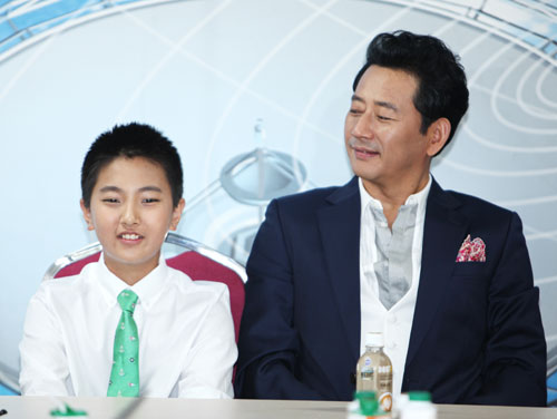 전광렬이 기자들의 질문에 답하고 있는 오재무를 흐뭇하게 바라보고 있다 <사진=KBS>