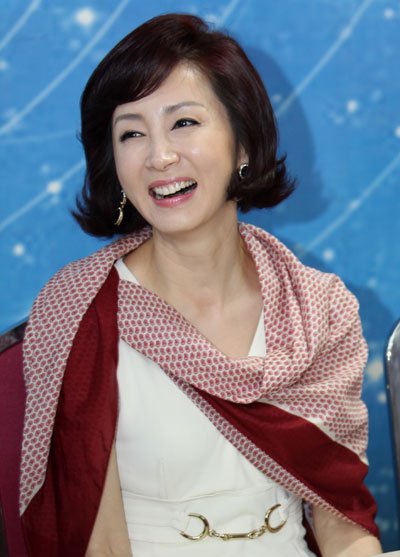 전인화가 22일 오후 기자간담회에 참석해 질문에 답하며 웃고 있다 <사진=KBS>