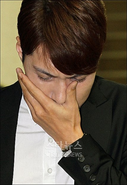 30일 스스로 목을 매 세상을 떠난 배우 박용하 빈소에서 눈물을 흘리는 김기수ⓒ이동훈 기자 photogay@