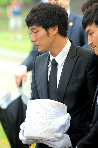 故박용하의 유골함을 안고 있는 소지섭 ⓒ분당(경기)=홍봉진 기자
