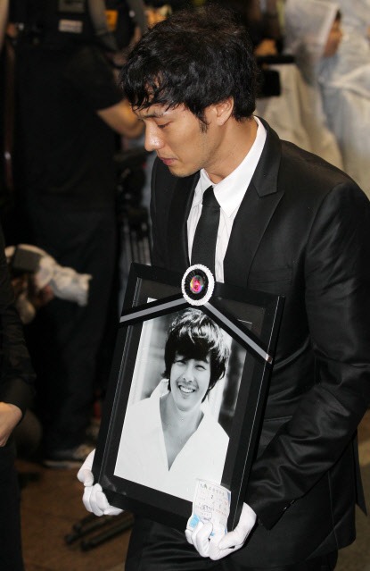 故 박용하의 영정을 들고 있는 소지섭 ⓒ이명근 기자 qwe123@