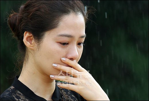 배우 김현주가 4일 오전 고 박용하의 묘소를 찾아 추모하며 눈물짓고 있다 ⓒ분당(경기)=이동훈 기자