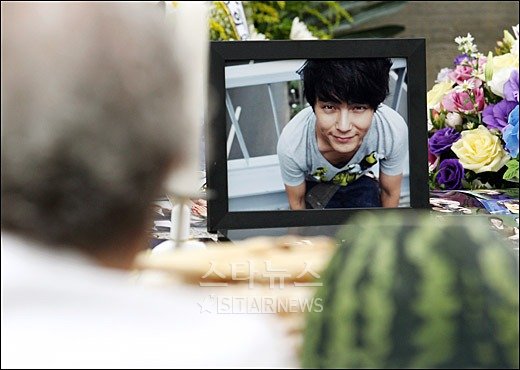 고 박용하의 묘소 위에 놓인 생전 고인의 미소 띤 사진이 보는 이의 마음을 아프게 한다 ⓒ분당(경기)=이동훈 기자