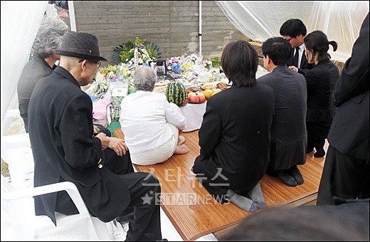 4일 오전 고 박용하의 삼우제가 열린 가운데 참석자들이 제사상에 술잔을 올리고 있다 ⓒ분당(경기)=이동훈 기자