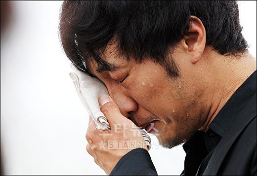 배우 소지섭이 4일 오전 열린 고 박용하의 삼우제에 참석, 눈물을 훔치고 있다 ⓒ분당(경기)=이동훈 기자