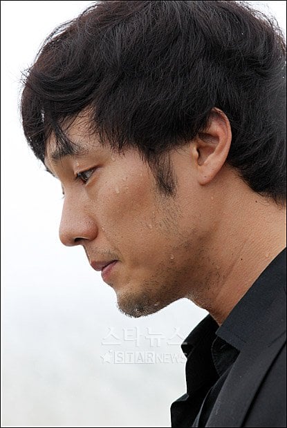 故 박용하의 삼우제가 열린 4일 오전 묘소가 마련된 성남시 분당메모리얼파크를 찾은 동료배우 소지섭이 슬픔에 잠겨있다. 이동훈 기자