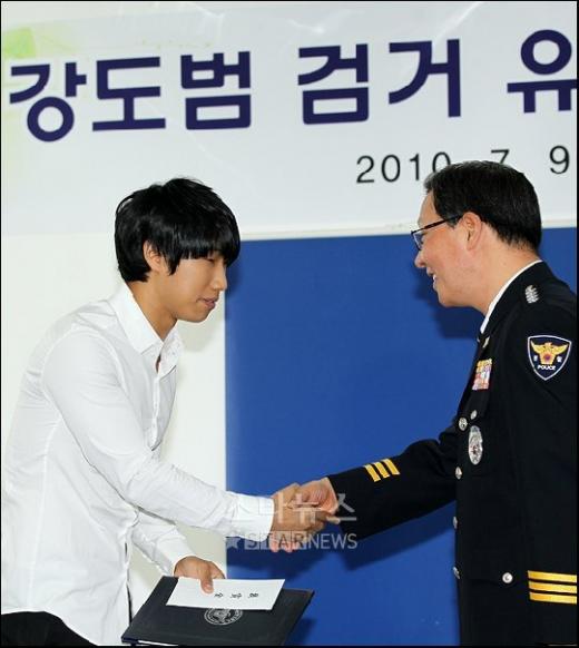 SG워너비 김진호가 9일 오전 서울강동경찰서에서 박성수 서장으로부터 '중요범죄 검거 유공시민' 표창을 받고 있다 ⓒ이명근 기자