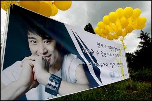 ↑배우 이완의 팬들이 군입소를 앞두고 배웅하기 위해 준비한 플랜카드와 노란풍선 ⓒ이명근 기자
