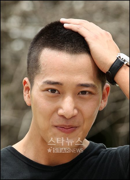 ↑짧은 머리가 어색한 듯 쓰다듬는 이완 ⓒ이명근 기자