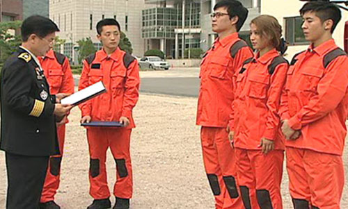 김성주 황보 브라이언이 지난 6월 30일 중앙소방학교 권순경 학교장으로부터 명예소방대원 위촉장을 받고 있다 <사진='어깨동무' 제공>
